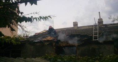 Stire din Eveniment : Incendiu la o casă din Constanța. Din cauza vântului, focul s-a extins