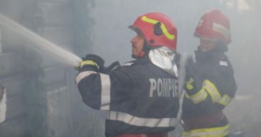 Stire din Eveniment : INCENDIU VIOLENT în jud. CONSTANȚA / Bărbatul dependent de oxigen, scos din flăcări de primar
