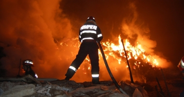 INCENDIU DEVASTATOR. BISERICĂ MISTUITĂ DE FLĂCĂRI