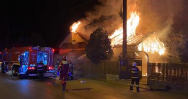 Stire din Eveniment : O casă a luat foc în Ciocârlia de Jos. Acoperișul și podul casei au ars în totalitate