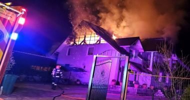 O casă a luat foc la Medgidia. Femeie cu atac de panică a ajuns la spital