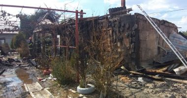 Stire din Eveniment : Rămași pe drumuri! Casa unei familii cu patru copii, distrusă într-un incendiu