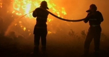 Stire din Eveniment : Opt vagoane de tren au luat foc din cauza oamenilor fără adăpost