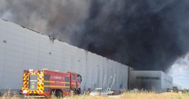Stire din Eveniment : Incendiu puternic la o hală dintr-un parc logistic de pe A1. A fost emis RO-Alert