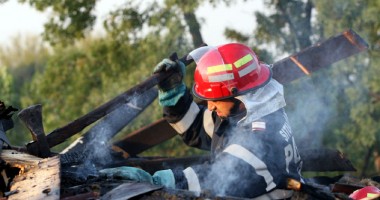 Stire din Eveniment : Incendiu devastator în județul Constanța. Pompierii s-au luptat cu focul șapte ore