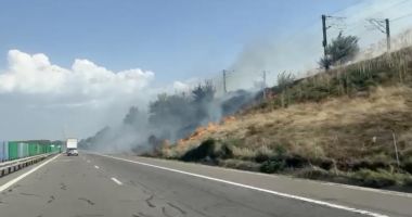 Stire din Social : UPDATE Incendiul a fost stins și s-a dat drumul la circulația feroviară oprită între Dunărea și Cernavodă Pod