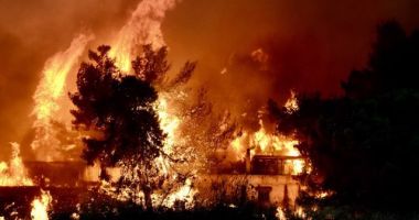 Stire din Sănătate : Incendiu de proporții în Zakynthos. Flăcările se apropie de case, sute de oameni au fost evacuați