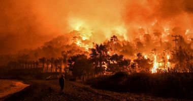 Stire din Actualitate : Noapte grea pentru pompierii greci. Incendiile le amenință casele