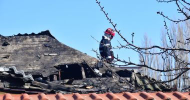 Stire din Eveniment : Luptă contracronometru cu flăcările. Acoperișul unei case a fost distrus
