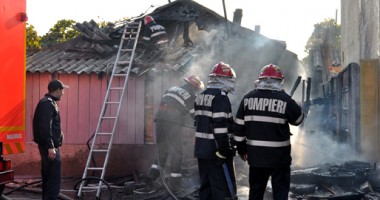 Stire din Eveniment : Tragedie: copil de doi ani ars de viu, sora lui, de un an, în stare critică la spital. Mama era la plimbare