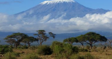 Stire din Actualitate : Un nou incendiu de vegetaţie a izbucnit pe cel mai înalt munte din Africa, Kilimanjaro