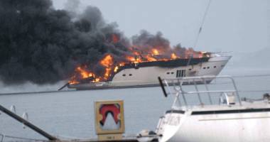 Incendiul a distrus un yacht de lux