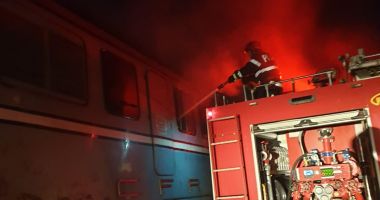 Stire din Eveniment : Incendiu la un tren de marfă, în toiul nopții, în zona industrială a Constanței