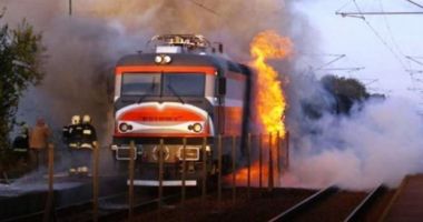 Locomotiva în flăcări. Intervin pompierii