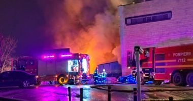 Stire din Eveniment : Incendiu puternic la mall. Clienții au fost evacuați