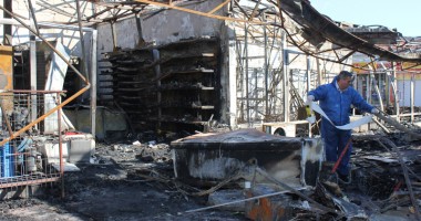 Stire din Eveniment : IMAGINILE INCENDIULUI DEVASTATOR DIN MAMAIA / O femeie a ars de vie și șapte magazine au fost distruse