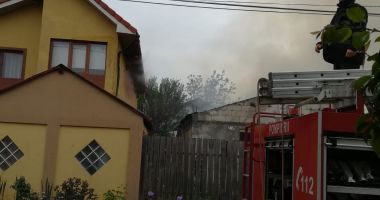 Stire din Eveniment : Incendiu puternic la Mangalia. Există pericolul ca focul să se extindă la mai multe case!