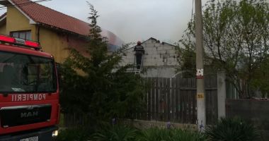Incendiu puternic la Mangalia. Există pericolul ca focul să se extindă la mai multe case! - 2
