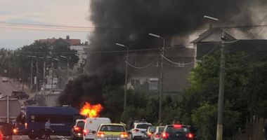 Stire din Eveniment : Mașină ÎN FLĂCĂRI, la Agigea: PORTBAGAJUL ERA PLIN CU ARTIFICII!