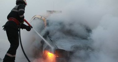 Stire din Eveniment : ISU Dobrogea, intervenție de urgență. Mașină cuprinsă de flăcări!