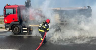 Stire din Eveniment : Un autocamion încărcat cu rapiță a luat foc. Intervin pompierii din Medgidia