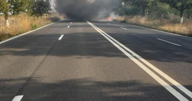FOTO. Autoturism cuprins de flăcări, la ieșire din Neptun - 2