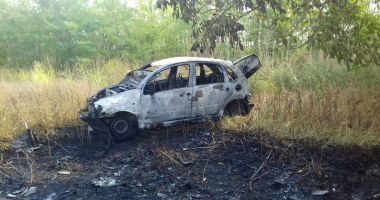 FOTO. Autoturism cuprins de flăcări, la ieșire din Neptun - 4