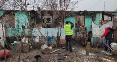 Stire din Eveniment : GALERIE FOTO. Victima rănită în incendiul din Murfatlar a murit. Poliția a deschis un dosar pentru ucidere din culpă