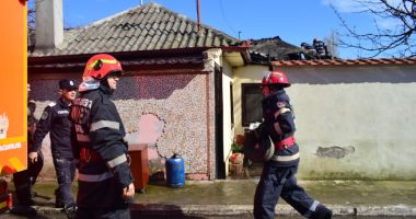 Stire din Eveniment : Casă făcută scrum! Pompierii s-au luptat patru ore cu flăcările!