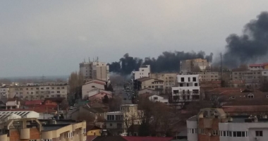Galerie foto. INCENDIU DE PROPORȚII LA NĂVODARI. Centru de afaceri, cuprins de flăcări - 3