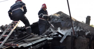 Incendiu la o casă din zona Halta Traian. Vezi imagini de la intervenție - 5