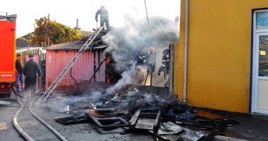 Stire din Eveniment : Incendiu la o casă din zona Halta Traian. Vezi imagini de la intervenție