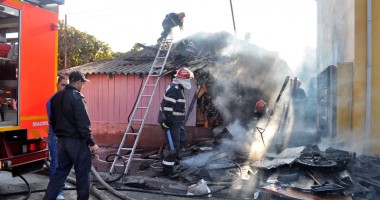 Incendiu la o casă din zona Halta Traian. Vezi imagini de la intervenție - 2