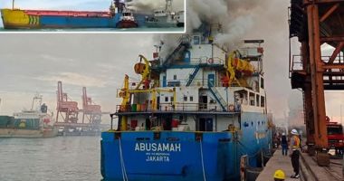 Stire din Economie : Incendiu pe o navă încărcată cu fosfat de amoniu