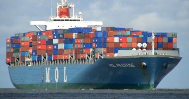 Incendiu pe un portcontainer, cu cinci răniți
