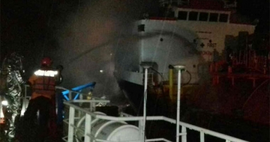 Stire din Economie : Incendiu pe un tanc LPG, în Indonezia