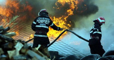 Stire din Eveniment : IMAGINI SPECTACULOASE / Incendiu violent lângă Metro 1