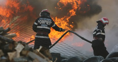 IMAGINI SPECTACULOASE / Incendiu violent lângă Metro 1 - 2