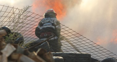 IMAGINI SPECTACULOASE / Incendiu violent lângă Metro 1 - 5