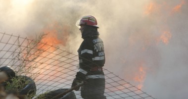 IMAGINI SPECTACULOASE / Incendiu violent lângă Metro 1 - 4