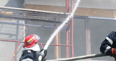 Stire din Eveniment : Incendiu la un apartament din Poarta 6