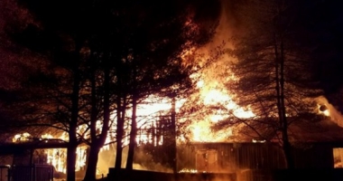 Stire din Actualitate : INCENDIU DEVASTATOR la o tabără de copii: 2 morți. Clădirea unde erau cazați, făcută scrum