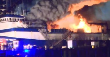 Incendiu puternic pe o navă fabrică de pește