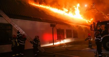 Stire din Eveniment : Cataloagele Școlii 124, uscate la soare. Cauza incendiului, încă un mister
