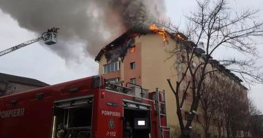 Stire din Eveniment : Mansarda unui bloc a fost cuprinsă de flăcări, în Constanța, pe strada Horia Agarici