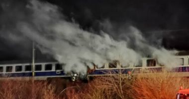 Stire din Eveniment : Un tren de pasageri a luat foc în mers, în Bistrița. Ce se întâmplă cu cei 33 de pasageri