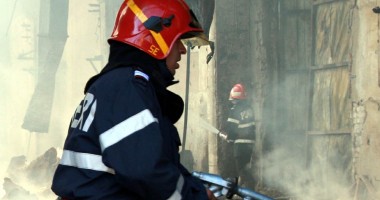 Incendiu  violent  la Cernavodă! 19 apartamente au ars  din temelii