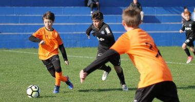 Stire din Sport : Încep primele meciuri  ale turneului Dolphin Cup