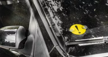 Stire din Eveniment : Accident în lanț în timpul unei intervenții: o șoferiță de 18 ani a intrat într-o mașină de poliție