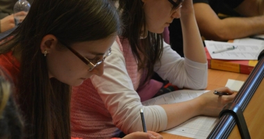 Stire din Cultură-Educație : Începe admiterea  la facultate. Patru candidați pe loc,  la Medicină